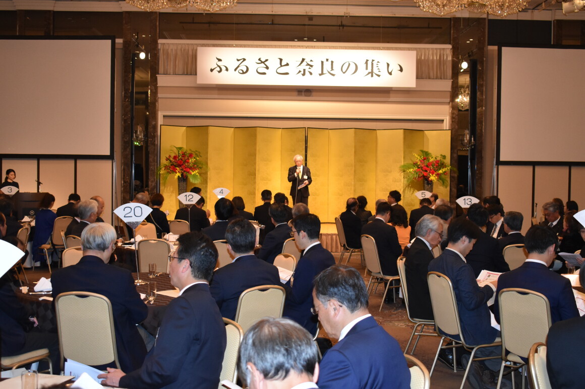 挨拶に立つ植嶋平治会長