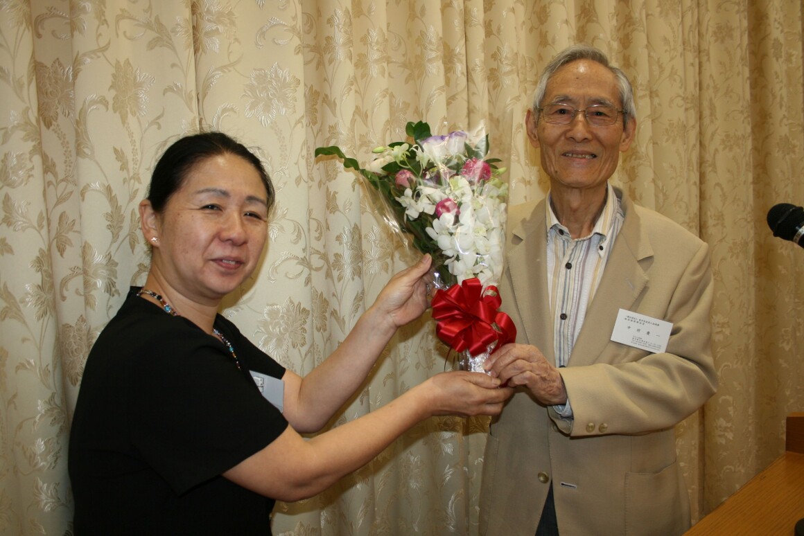 長年、会の発展に尽力された中村慶一さん（右）
